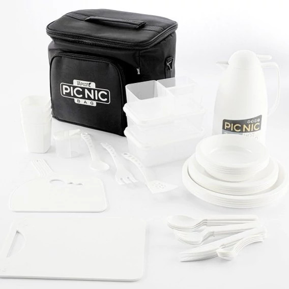 رنگ کیف مشکی و ظروف و فلاسک سفید رنگ هستند.